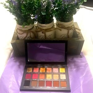 NWT HUDA BEAUTY PALLET STUNNING COLORS!